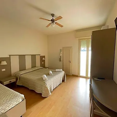 Vera Hotel 2*